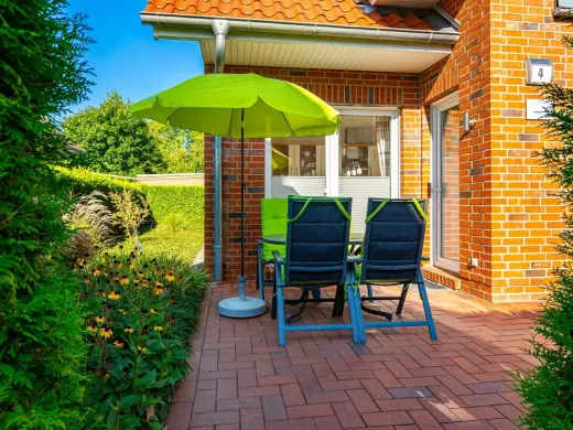 Blick von der Terrasse in den Garten
