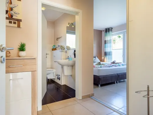 Blick in das Schlafzimmer mit Schiebetür