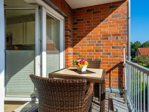Innenliegender Balkon mit Sitzmöbel