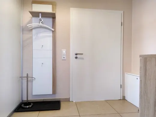 Kleine Diele mit Garderobe und Schuhschrank