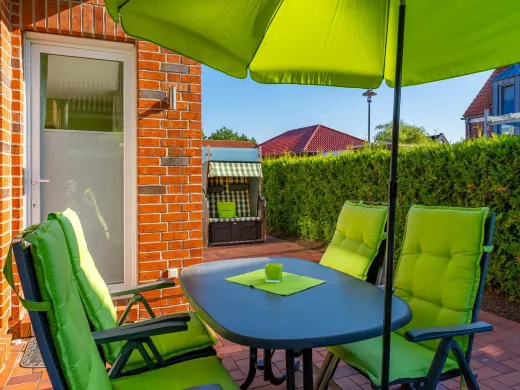 Große Terrasse mit Sitzmöglichkeiten für 4 Personen