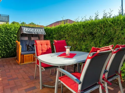 Geschützte Terrasse mit Sitzgelegenheit für 4 Personen