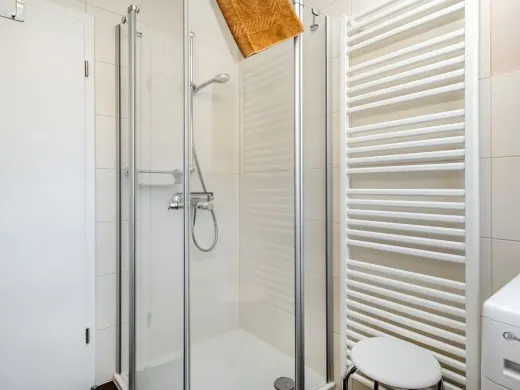 Bodentiefe Dusche und Handtuchheizkörper